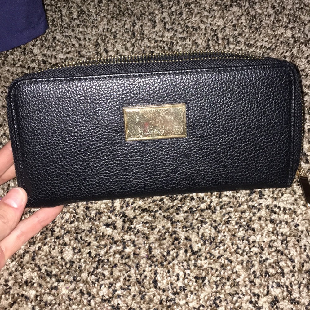 Black and gold unbranded wallet